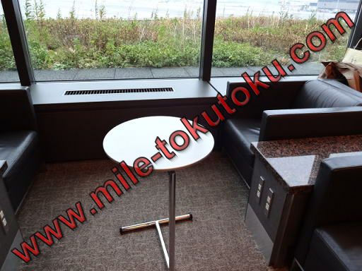 成田空港 アメリカン航空ラウンジ 窓側の席