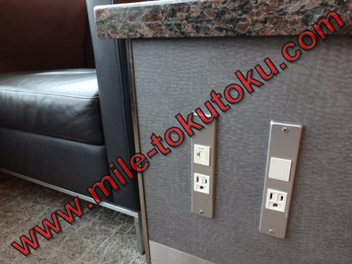 成田空港 アメリカン航空ラウンジ コンセント