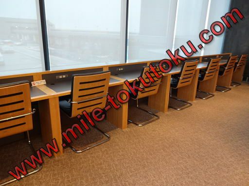 成田空港 アメリカン航空ラウンジ カウンター席