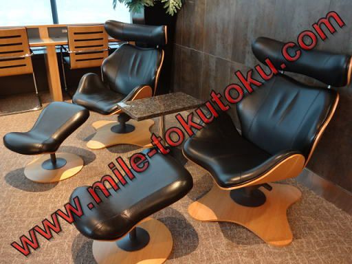 成田空港 アメリカン航空ラウンジ リクライニングソファー