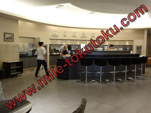 成田空港 アメリカン航空ラウンジ 食事カウンター