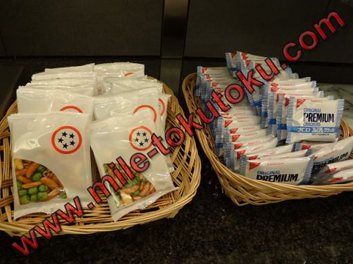 成田空港 アメリカン航空ラウンジ おつまみ/柿の種