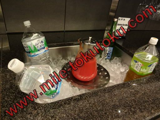 成田空港 アメリカン航空ラウンジ ソフトドリンク