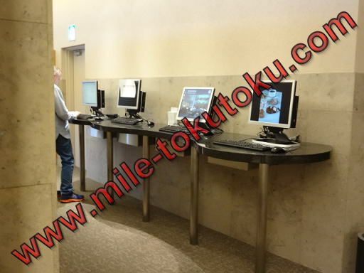 成田空港 アメリカン航空ラウンジ 立ち席のパソコンコーナー