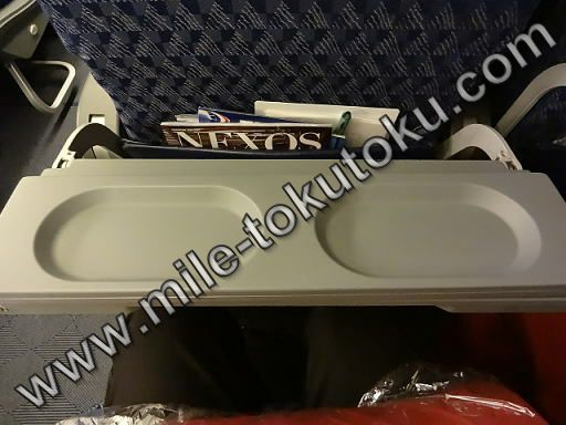 アメリカン航空 B777 エコノミー 折りたためるテーブル