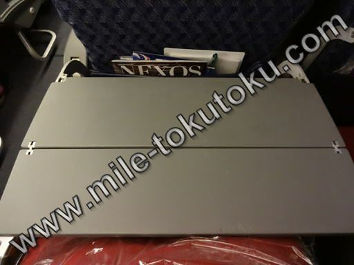 アメリカン航空 B777 エコノミー 全開のテーブル