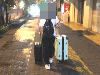 帰国後駅から自宅までスーツケースを引きずる旅行客